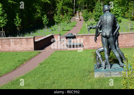 Ww 2 Ehrenfriedhof in Reimsbach ist ein Soldatenfriedhof, an den Ausläufern des Hunsrücks hohen Wald auf dem Land Saarland im Sommer entfernt Stockfoto