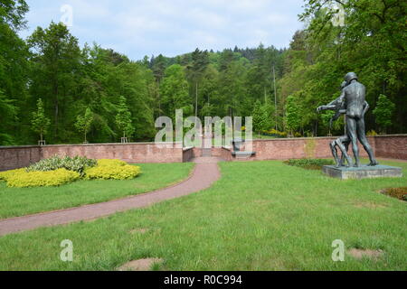 Ww 2 Ehrenfriedhof in Reimsbach ist ein Soldatenfriedhof, an den Ausläufern des Hunsrücks hohen Wald auf dem Land Saarland im Sommer entfernt Stockfoto