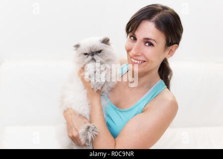 Junge Frau mit einem Perser Katze Stockfoto