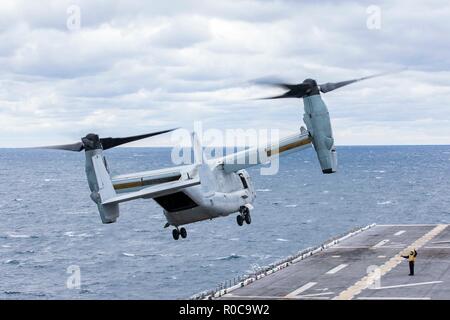 181027-N-YH 603-0054 ATLANTIK (Okt. 2010) 27, 2018) Eine MV-22 Osprey aus der Flight Deck der Wasp-Klasse amphibisches Schiff USS Kearsarge (LHD3) während der Carrier Strike Group (CSG) 4 composite Trainingsgerät Übung (COMPTUEX). COMPTUEX ist die letzte Übung vor der Bereitstellung, dass der kombinierte Kearsarge Amphibious Ready Gruppe und Fähigkeiten 22 Marine Expeditionary Unit der militärischen Operationen auf See und Projekt Power an Land durch gemeinsame Planung und Durchführung von anspruchsvollen und realistischen Schulungsszenarien Verhalten bescheinigt. CSG 4 Mentoren, Züge und bewertet die Ostküste u Stockfoto