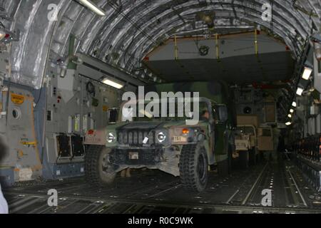 Soldaten und Ausrüstung vom 63. Expeditionary Signal Bataillon, Fort Campbell, Kentucky, kommen auf einem C-17 Globemaster III iat Fort Huachuca, Arizona, Okt. 31 zur Unterstützung der Operation treuer Patriot. Wie durch das Verteidigungsministerium durch Hauptquartier, Soldaten, Ausrüstung und Ressourcen weitergeleitet werden bereitgestellt Ministerium für Innere Sicherheit entlang der südwestlichen Grenze zu helfen. Militärisches Personal wird eine Vielzahl von Support, einschließlich Planung, Engineering Support und Logistik und Transport unterstützen. Stockfoto