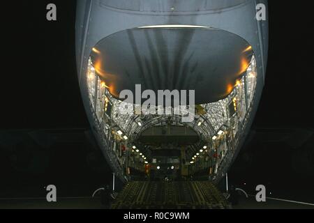 Soldaten und Ausrüstung vom 63. Expeditionary Signal Bataillon, Fort Campbell, Kentucky, kommen auf einem C-17 Globemaster III in Fort Huachuca, Arizona, Okt. 31 zur Unterstützung der Operation treuer Patriot. Wie durch das Verteidigungsministerium durch Hauptquartier, Soldaten, Ausrüstung und Ressourcen weitergeleitet werden bereitgestellt Ministerium für Innere Sicherheit entlang der südwestlichen Grenze zu helfen. Militärisches Personal wird eine Vielzahl von Support, einschließlich Planung, Engineering Support und Logistik und Transport unterstützen. Stockfoto