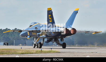 181102-N-UK 306-1159 JACKSONVILLE, Fla. (Nov. 3, 2018) Lt.Cmdr. Tyler Davies, Leitung solo Pilot der US Navy Flight Demonstration Squadron, die Blue Angels, nimmt während einer Demonstration auf der NAS Pensacola Blue Angels Homecoming Airshow. Die Blue Angels durchgeführt mehr als 60 Demonstrationen an mehr als 30 Standorten in den USA und Kanada im Jahr 2018. (U.S. Marine Foto von Mass Communication Specialist 2. Klasse Timothy Schumaker/Freigegeben) Stockfoto