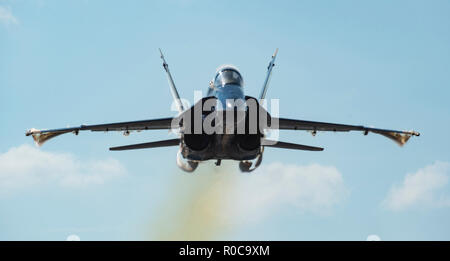 181102-N-UK 306-1159 JACKSONVILLE, Fla. (Nov. 3, 2018) Lt.Cmdr. Tyler Davies, der US-Navy Flight Demonstration Squadron, die Blue Angels, Solo, führt die Sneak Pass Manöver während einer Demonstration auf der NAS Pensacola Blue Angels Homecoming Airshow. Der Blaue Engel sind geplant mehr als 60 Demonstrationen an mehr als 30 Standorten in den USA und Kanada im Jahr 2018 durchzuführen. (U.S. Marine Foto von Mass Communication Specialist 2. Klasse Timothy Schumaker/Freigegeben) Stockfoto