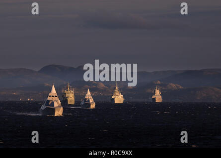 NATO-Kriegsschiffe mit schwedischen Korvetten HSwMS Nykoping und HSwMS Karlstad Funktionen während einer Demonstration 30.Oktober 2018 in Trondheim Fjord als Teil der NATO-Übung Trident Zeitpunkt 2018. Übung Trident Punkt 18 (TRJE 18) ist das Flaggschiff der kollektiven Verteidigung Übung für NATO und ist der größte im Jahr 2018. Die Übung findet statt vom 25. Oktober bis 7. November. Foto: PO (Phot) Jim Gibson RNR. Stockfoto