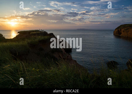 Sonnenaufgang Blick vom Parc de Gros Gap in der Nähe von Cap aux Meules auf Schleifstein Insel im Magdalen Islands, Quebec, Kanada. Stockfoto