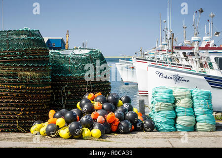 Angeln fallen, Seile, und Bojen auf der Werft in den Fischereihafen von Grande Entree auf alten Harry in der Magdalen Islands, Quebec, Kanada. Stockfoto