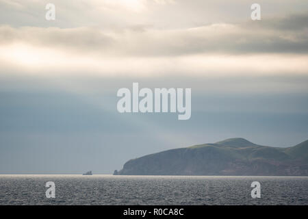 Ray von Licht durch die Wolken auf Eintrag Insel, Magdalen Islands, Quebec, Kanada. Stockfoto