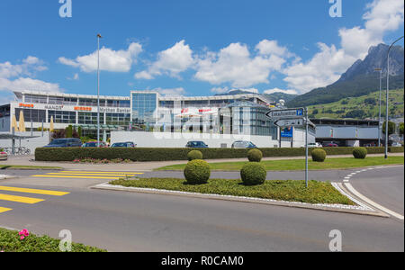 Ibach, Schweiz - 23. Juni 2018: die Mythen Center Schwyz Shopping Mall. Das Mythen Center Schwyz ist ein Einkaufszentrum, das 1972 eröffnet wurde, i Stockfoto