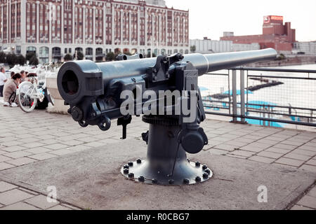 Artillery Kanone auf alten Hafen Clock Tower (Quai de l'Horloge) in Montreal, Quebec, Kanada. Stockfoto