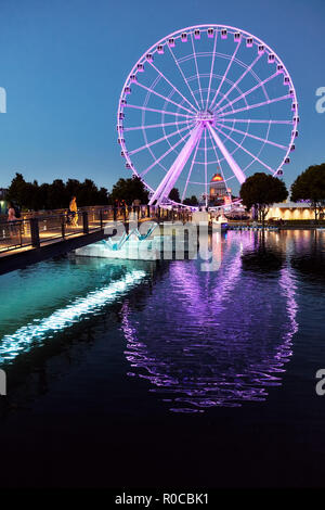 Beleuchtetes Riesenrad (Riesenrad) im alten Hafen an der blauen Stunde ein Sommerabend in Montreal, Quebec, Kanada Stockfoto