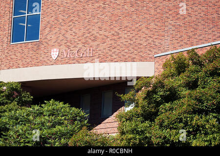 Außenansicht der Mc Gill university Backsteingebäude und das Logo in Montreal, Quebec, Kanada. Stockfoto