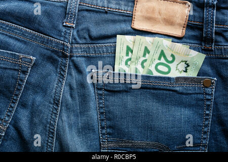 20 kanadische Dollar CAD-Rechnungen in der Tasche auf der Rückseite der blauen Jean Stockfoto