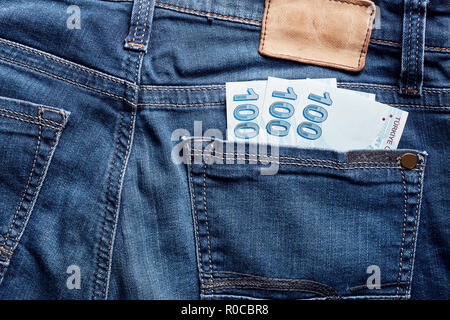 100 türkische Lira Rechnungen in der Tasche auf der Rückseite der blauen Jean. Stockfoto