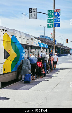 Menschen, die in der Warteschlange warten auf den öffentlichen Bus Station auf dem Bus in Montreal, Quebec, Kanada zu erhalten. Stockfoto