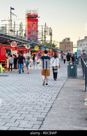 Menschen zu Fuß auf der Straße vor dem vorgefertigten Geschäfte im Alten Hafen von Montreal, Quebec, Kanada. Stockfoto