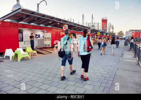 Menschen zu Fuß auf der Straße vor dem vorgefertigten Geschäfte im Alten Hafen von Montreal, Quebec, Kanada. Stockfoto