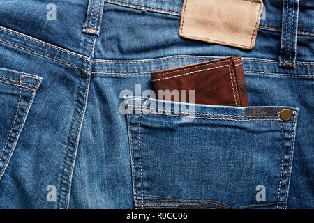 Braunes Leder Geldbörse in der Gesäßtasche ein Indigo Blue Jeans Stockfoto