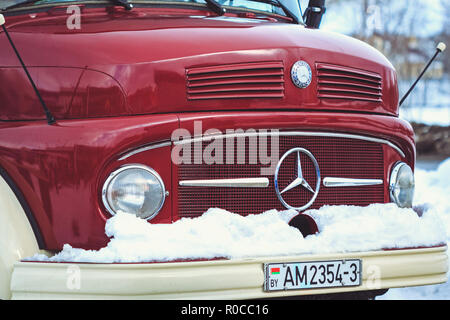 Gomel, Belarus - Februar 18, 2018: Der vordere Teil des Retro rotes Auto Mercedes-Benz Vans Stockfoto