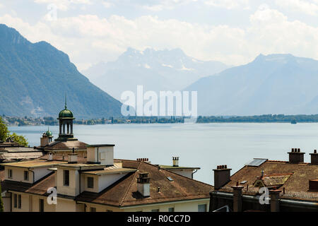 Blick über die Dächer am Genfer See und die Alpen im Hintergrund Stockfoto