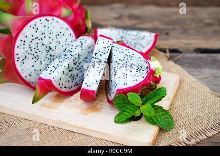 Drachenfrucht auf alten Holztisch Stockfoto