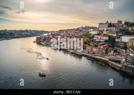 Sonnenuntergang Blick auf Porto Waterfront, Portugal Stockfoto