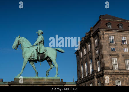 Reiterstandbild von König Christian der 9 Kopenhagen Dänemark außerhalb des dänischen Parlaments Schloss Christiansborg. Stockfoto