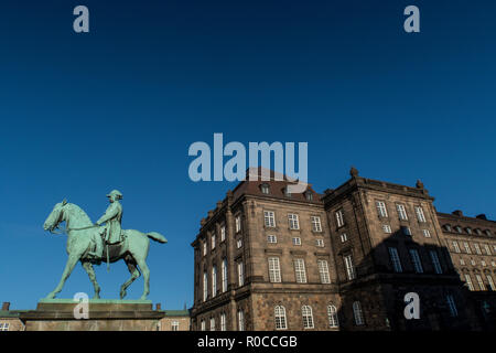 Reiterstandbild von König Christian der 9 Kopenhagen Dänemark außerhalb des dänischen Parlaments Schloss Christiansborg. Stockfoto