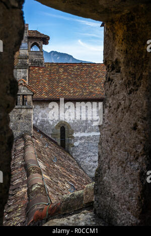 Detail der Verteidigung Wände, Dächer und Türme der mittelalterlichen Burg von Chillon am Genfer See - 1. Stockfoto