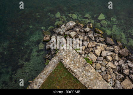 Detail der Verteidigung Wände, Dächer und Türme der mittelalterlichen Burg von Chillon am Genfer See - 7. Stockfoto