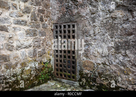 Detail der Verteidigung Wände, Dächer und Türme der mittelalterlichen Burg von Chillon am Genfer See - 10. Stockfoto