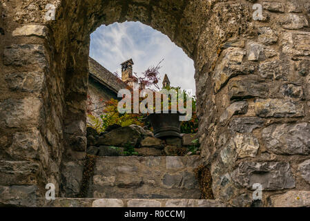 Detail der Verteidigung Wände, Dächer und Türme der mittelalterlichen Burg von Chillon am Genfer See - 12. Stockfoto