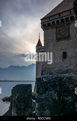 Detail der Verteidigung Wände, Dächer und Türme der mittelalterlichen Burg von Chillon am Genfer See - 14. Stockfoto