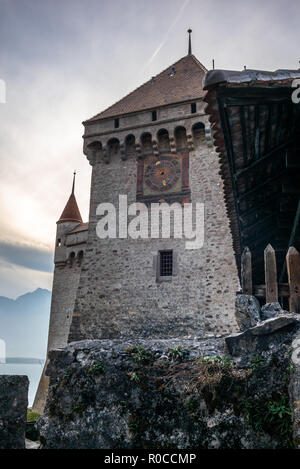 Detail der Verteidigung Wände, Dächer und Türme der mittelalterlichen Burg von Chillon am Genfer See - 15. Stockfoto