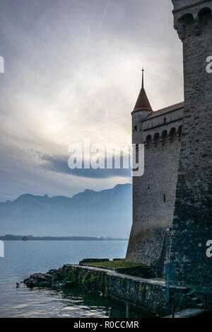 Detail der Verteidigung Wände, Dächer und Türme der mittelalterlichen Burg von Chillon am Genfer See - 16. Stockfoto