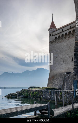 Detail der Verteidigung Wände, Dächer und Türme der mittelalterlichen Burg von Chillon am Genfer See - 17. Stockfoto