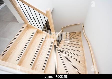 Luxuriöse, moderne Holztreppe mit gebogenen Landung Wand in einem Haus Stockfoto