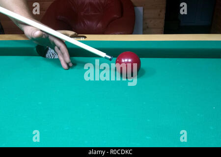 Billardtisch und ein Billardtisch mit einer Cue 2018 Stockfoto
