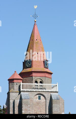 Roter Turm mit blauem Himmel im Hintergrund Stockfoto