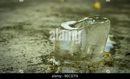 Ice tube Schmelzen auf Zementboden. Stockfoto
