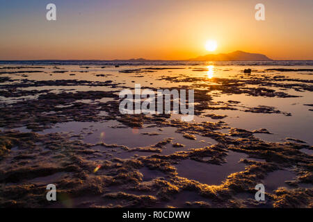 Sonnenuntergang in Sharm-El-Sheikh, Ägypten auf die Insel Tiran und das Rote Meer, Saudi-Arabien Stockfoto