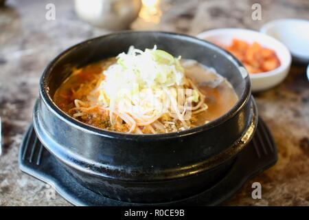 Der undae gukbap koreanischen schwarze Wurst Suppe in der traditionellen schwarzen Schüssel Stockfoto