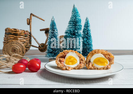 Scotch Eier dekoriert mit Hintergrund Stockfoto