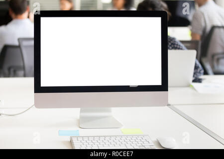 Mock up weißer Bildschirm auf dem Schreibtisch im Büro Hintergrund Stockfoto