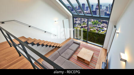 Modernes Wohnzimmer mit großen Fenstern und Blick auf die Stadt Panorama. Es gibt Weg für Windows Stockfoto