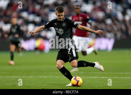 Burnley ist Johann Gudmundsson Kerben erste Ziel seiner Seite des Spiels während der Premier League Match an der London Stadium, London. Stockfoto