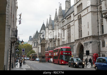 Allgemeine Ansicht GV der Royal Courts of Justice, Strang, Westminster, London. Die Royal Courts of Justice, die gemeinhin als die Gerichte, ist ein Stockfoto