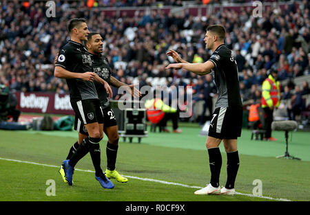 Burnley ist Johann Gudmundsson (rechts) feiert ersten Ziel seiner Seite des Spiels zählen während der Premier League Match an der London Stadium, London. Stockfoto