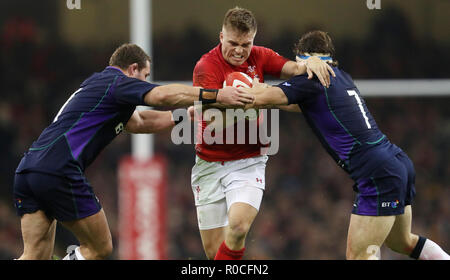 Wales" Gareth Anscombe wird durch Schottlands Allan Dell und Hamish Watson im Herbst Länderspiel im Fürstentum Stadium, Cardiff in Angriff genommen. PRESS ASSOCIATION Foto. Bild Datum: Samstag, November 3, 2018. Siehe PA Geschichte RUGBYU Wales. Foto: David Davies/PA-Kabel. Einschränkungen: Sie unterliegen Beschränkungen. Nur für den redaktionellen Gebrauch bestimmt. Keine kommerzielle Nutzung. Keine Verwendung in Büchern oder Print Sales ohne vorherige Genehmigung. Stockfoto