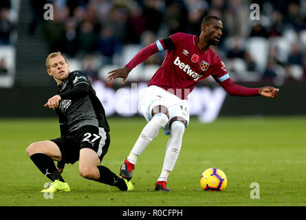 West Ham United Pedro Obiang (rechts) und Burnley von Matej Vydra (links) Kampf um den Ball während der Premier League Match an der London Stadium, London. Stockfoto